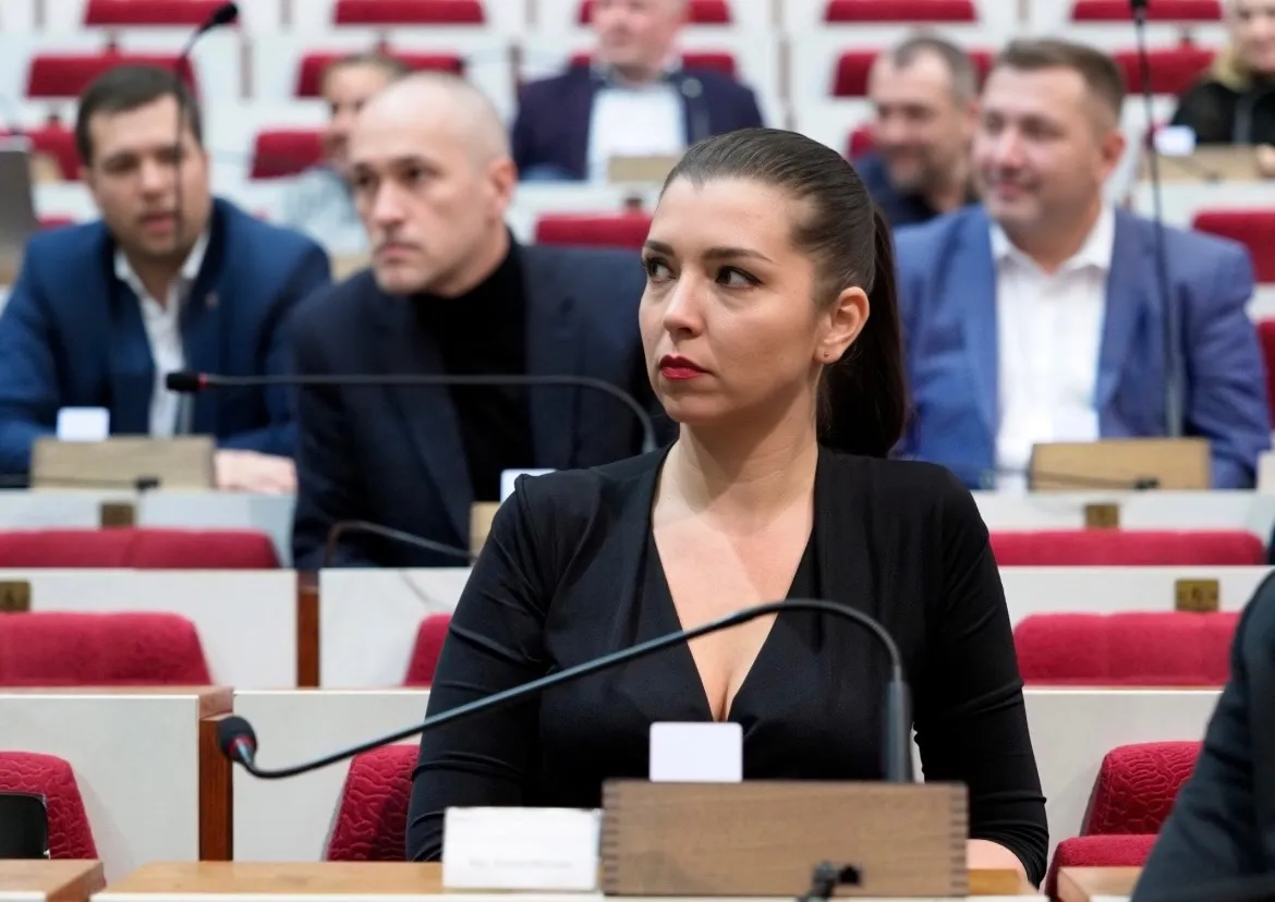 Vystúpenie pri mikrofóne na rokovaní