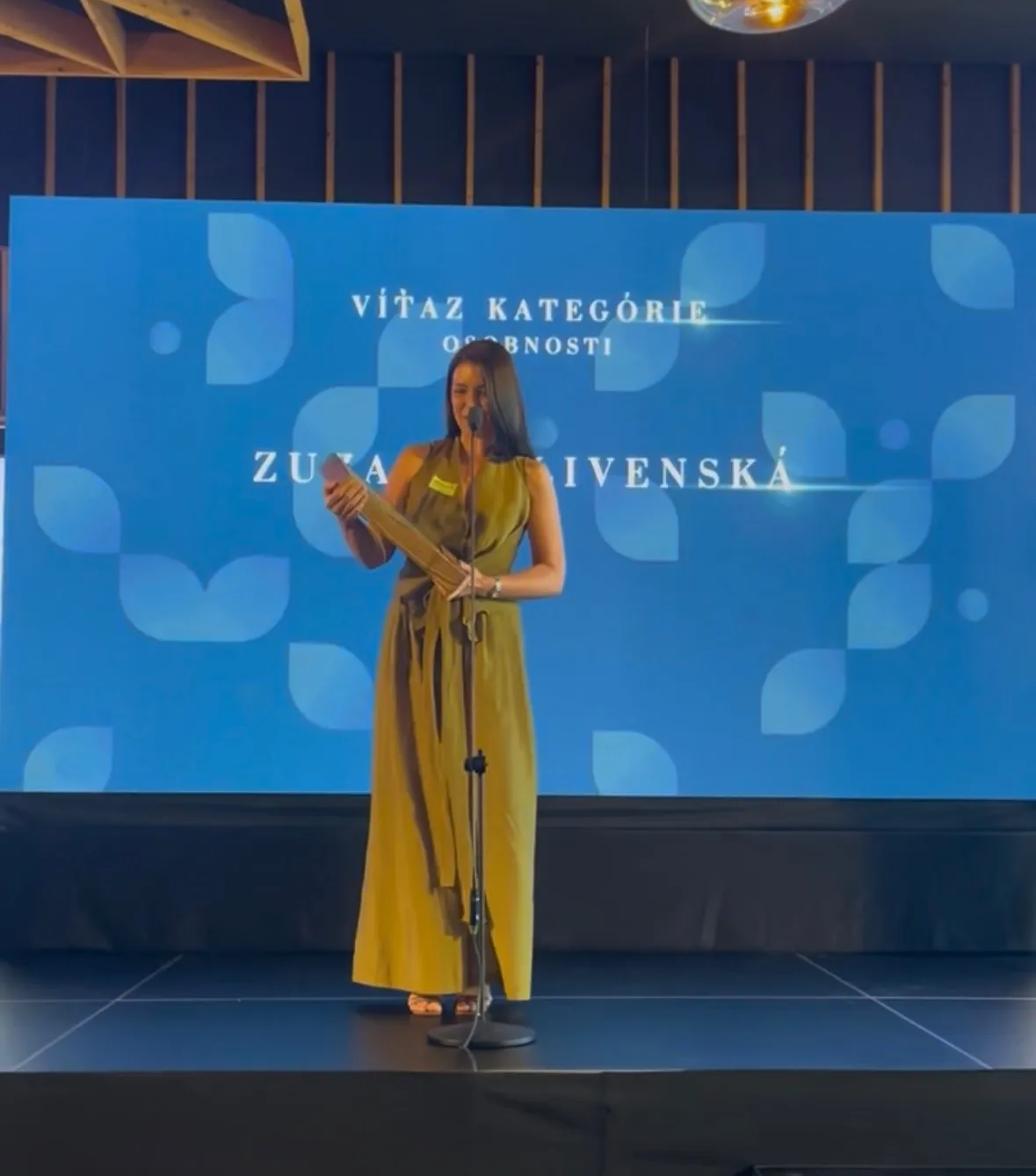 Preberanie ocenenia na pódiu
